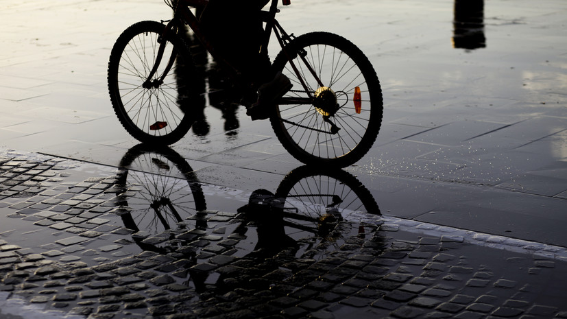 Специалист: во время грозы и сильного дождя лучше отказаться от велосипеда
