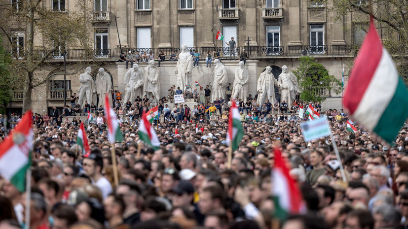 Politico: тысячи жителей Будапешта протестуют против Орбана