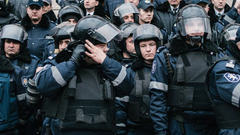 В Кишинёве полиция выгоняет встречающих Гуцул людей из аэропорта на улицу