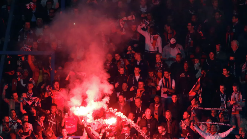 Фанаты ПСЖ запускали фейерверки у отеля «Барселоны» перед матчем Лиги чемпионов