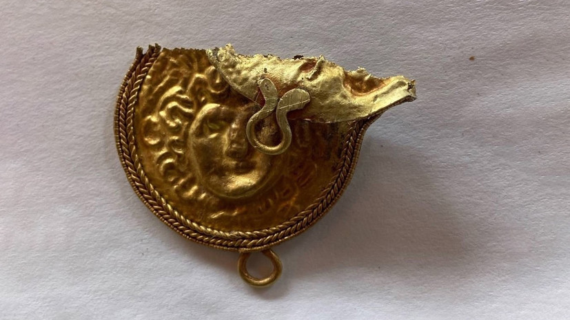 Археологи нашли золотую подвеску с горгоной Медузой в Крыму