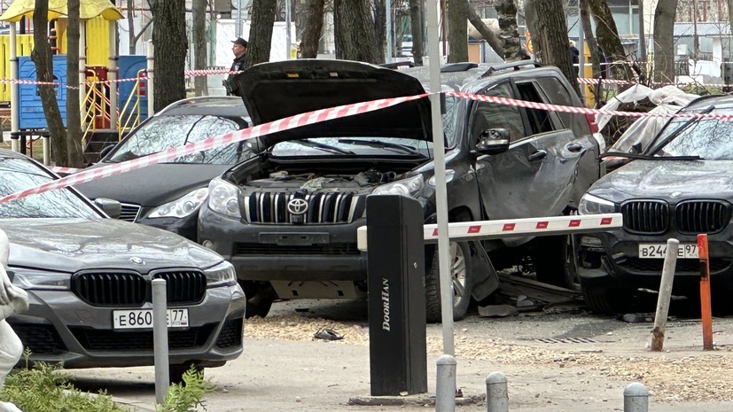 Следователи осматривают место происшествия: на севере Москвы взорвался автомобиль