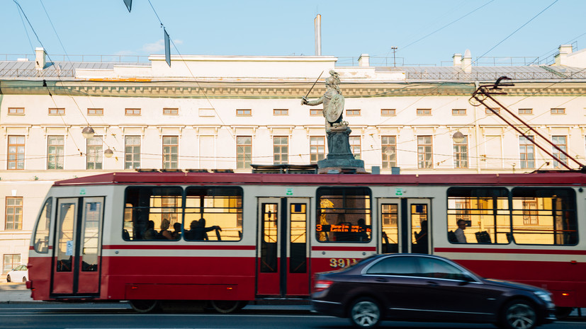 Трамвай протаранил толпу пешеходов в Петербурге