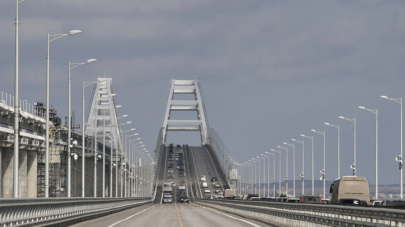 В очереди к Крымскому мосту собралось более 300 автомобилей