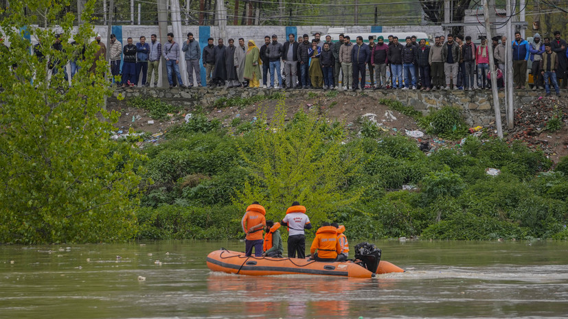 Не менее четырех человек погибли при крушении лодки в Кашмире