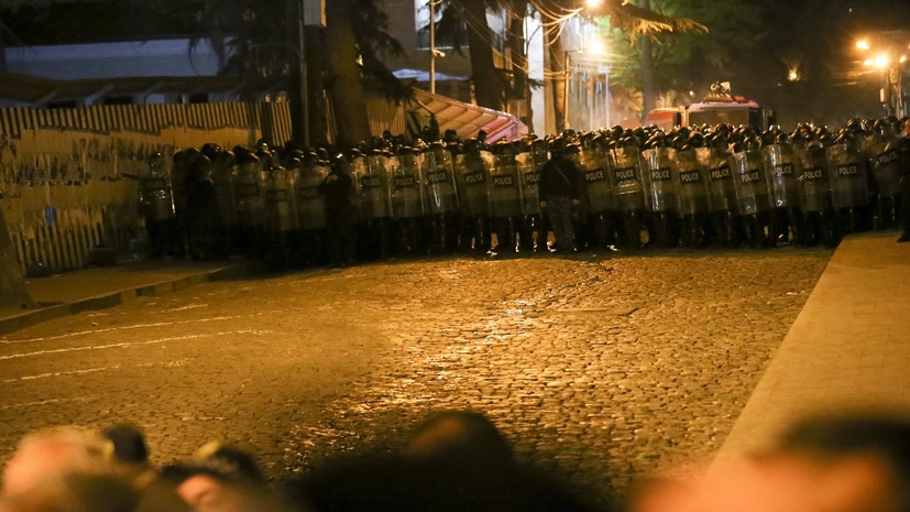 Спецназ разгоняет протестующих у парламента Грузии