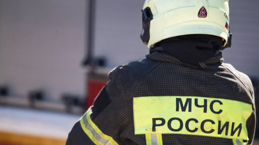 Пожарные ликвидировали возгорание в ангаре в Воронеже