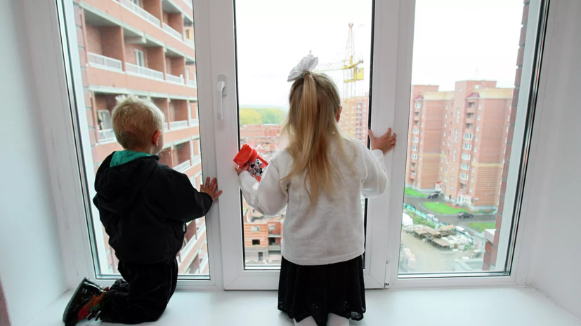 Власти Челябинска призвали не оставлять детей без присмотра у окон