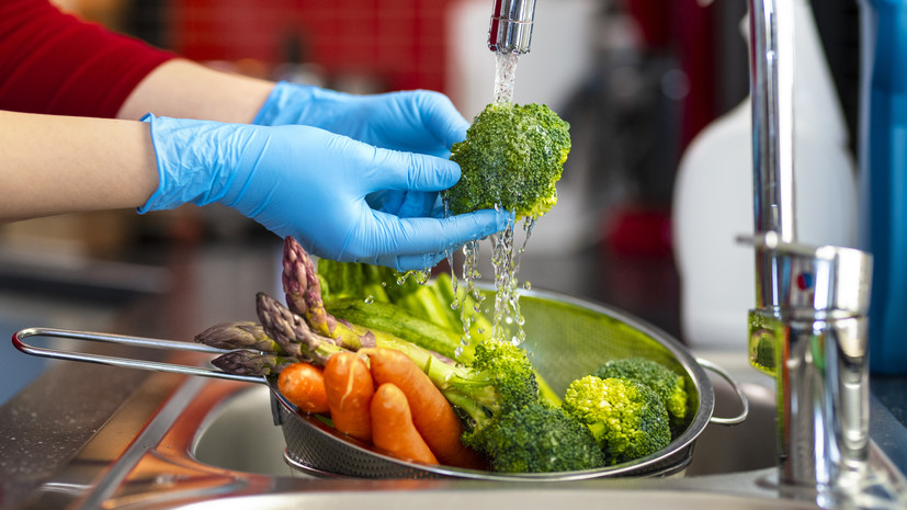 Гастроэнтеролог Мельникова посоветовала не есть сырые овощи при заболеваниях желудка