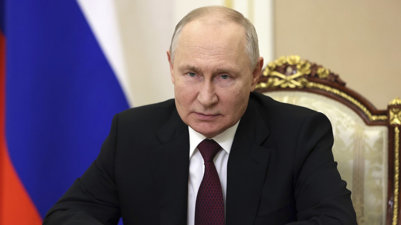 Путин поручил направлять средства от ОМС на зарплаты медицинским работникам