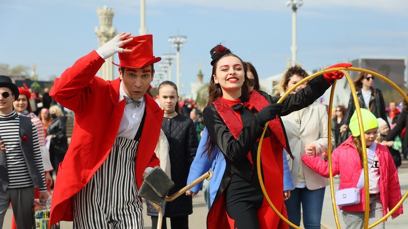 Более тысячи человек приняли участие в цирковом шествии на выставке «Россия»