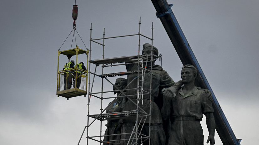 БТА: в Болгарии возобновили демонтаж памятника Советской армии в Софии