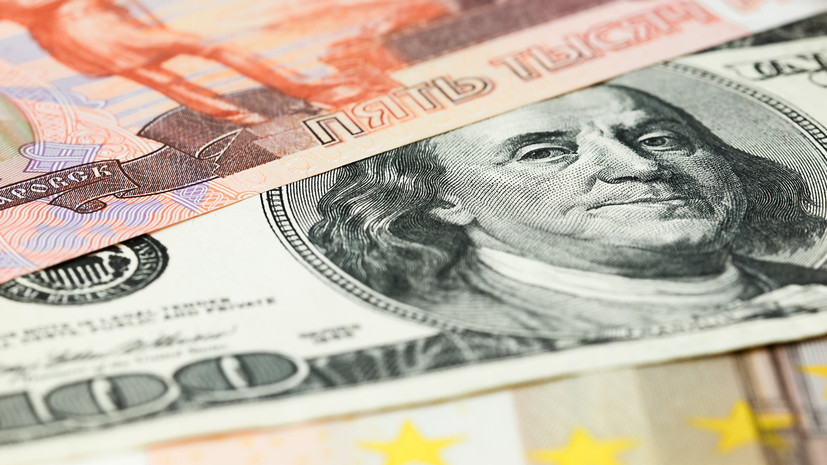 «Ведомости»: в России решили продлить продажу валютной выручки экспортёрами