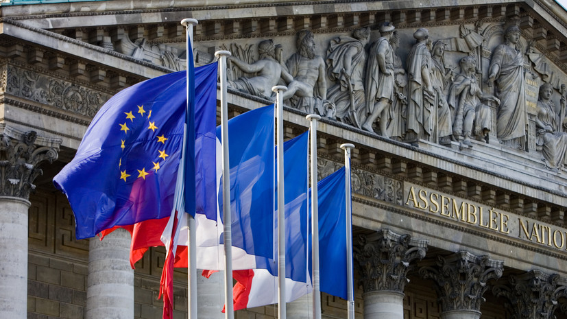 Bloomberg: Франция хочет ввести новые санкции ЕС против российской дезинформации
