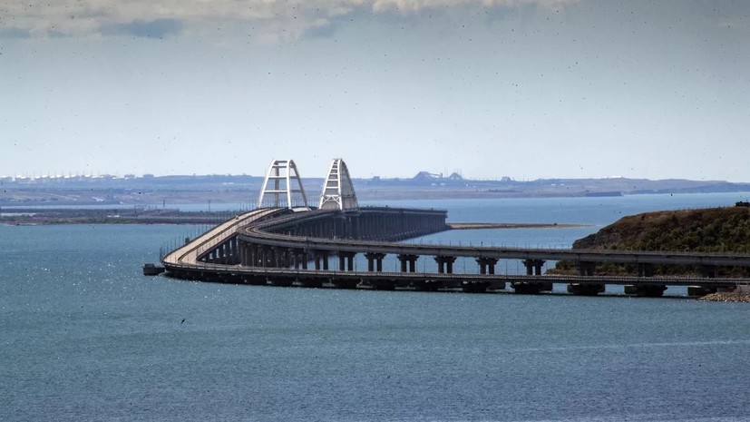 Движение автотранспорта по Крымскому мосту приостановили