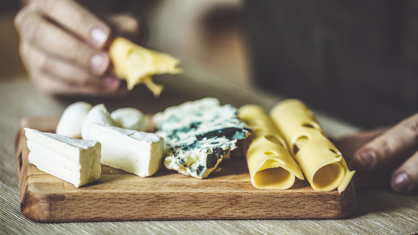 Диетолог Игнатикова посоветовала ограничить дневную норму сыра 50 граммами