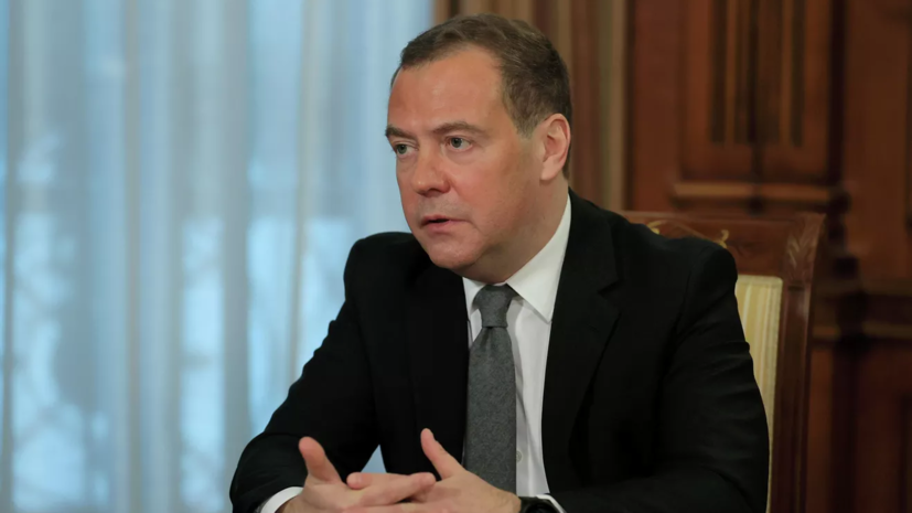 Медведев: Россия уничтожает новых фашистов на полях сражений
