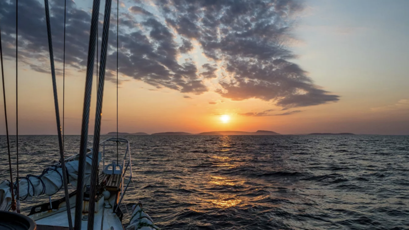 Торговое судно в Красном море получило повреждения