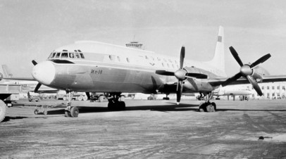 Турбовинтовой пассажирский самолёт Ил-18 (КБ Ильюшина) на стоянке в аэропорту,1962 год