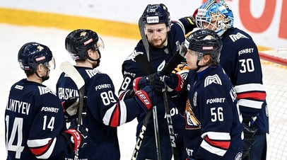 Хоккеисты «Металлурга» после победы над «Локомотивом» во втором матче финала Кубка Гагарина