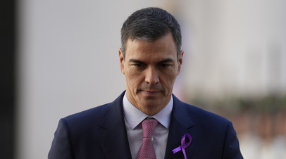 Премьер Испании Санчес решил не уходить в отставку на фоне скандала с женой