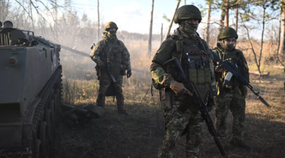 Военкор RT показал, как бойцы выжигают технику ВСУ на Купянском направлении