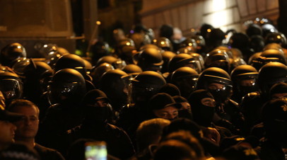 Полиция применила перцовый газ против протестующих у парламента в Тбилиси