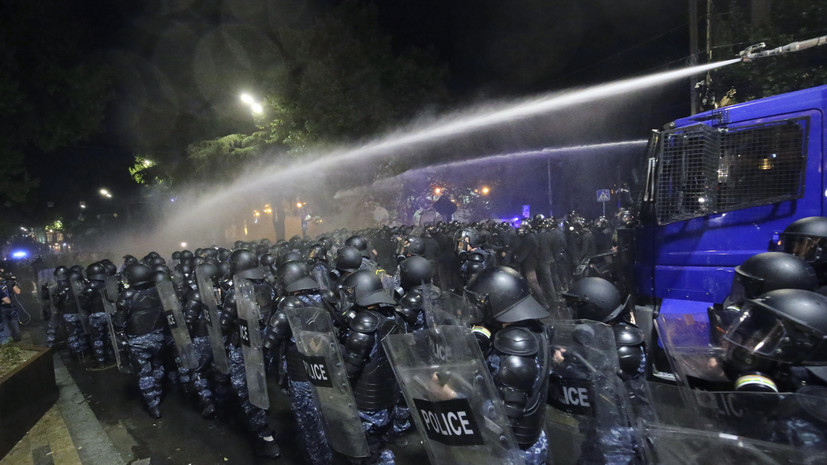 Шестеро сотрудников МВД Грузии пострадали при разгоне митинга в Тбилиси