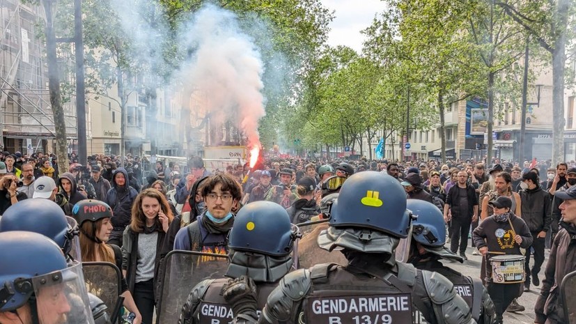 В Париже 12 полицейских госпитализировали после первомайской акции