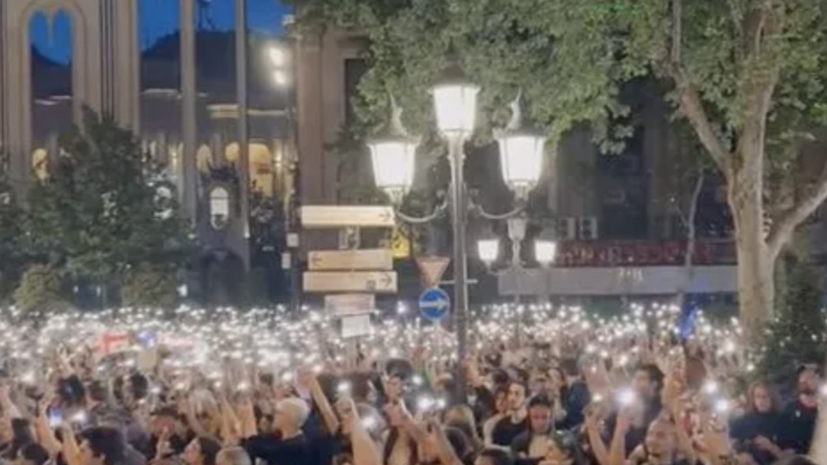 Протестующие в Тбилиси десять минут пытались поджечь флаг России