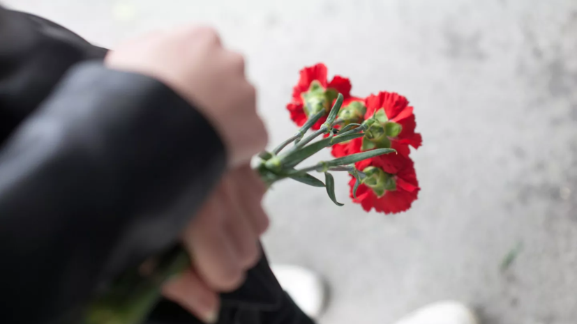 В Екатеринбурге возложили цветы к стеле «Город трудовой доблести»