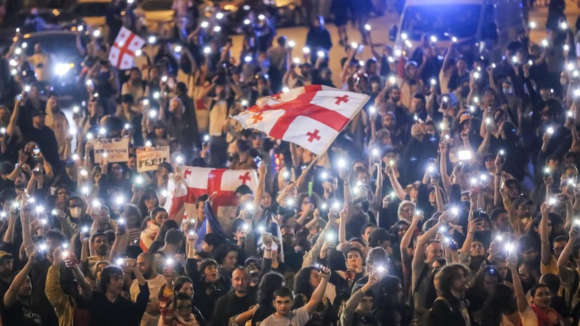 Митингующие против закона об иноагентах перекрыли в Тбилиси набережную