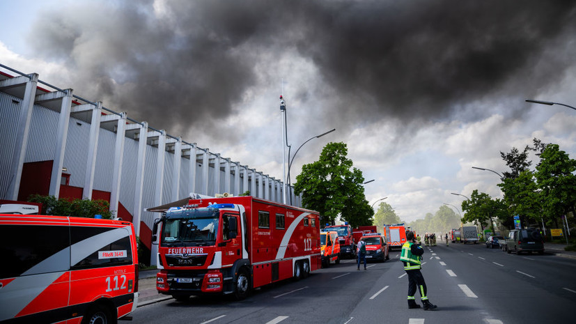 Пожарные пока не могут взять под контроль возгорание на заводе Diehl в Берлине