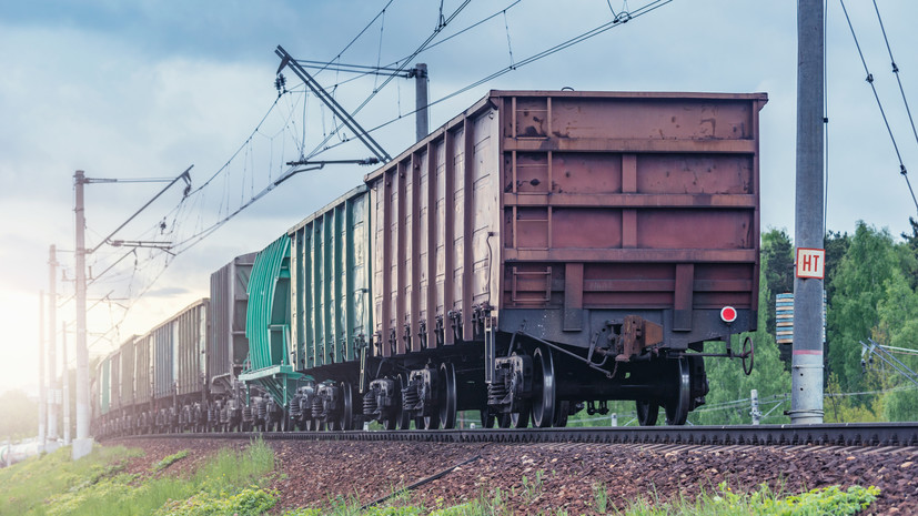 В Ростовской области сошли секции электровоза в составе грузового поезда