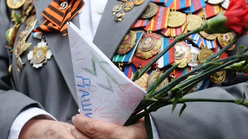 Глава Екатеринбурга поздравил с наступающим Днём Победы ветерана Александра Агеева