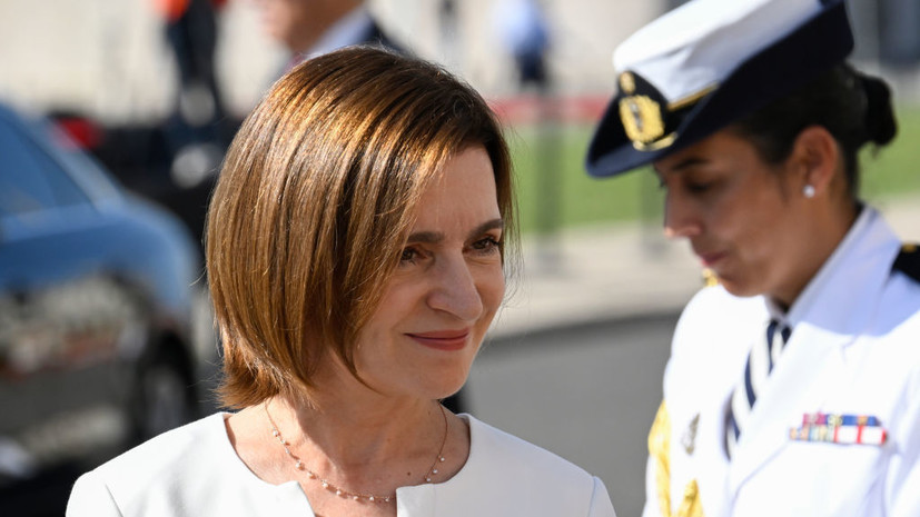 Санду приняла участие в церемонии возложения цветов к мемориалу в Кишинёве