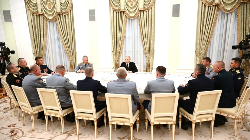 «Чтобы задачи решались с минимальными потерями»: Путин встретился с командирами участвующих в СВО подразделений