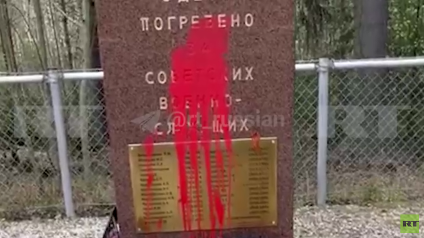 В Хельсинки памятник советским военным облили красной краской