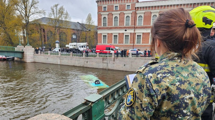 «Это ад просто»: при падении автобуса в Мойку в Петербурге погибли по меньшей мере три человека