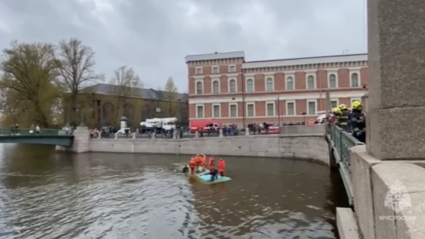 Очевидцы рассказали RT о моменте падения автобуса в реку Мойку в Петербурге