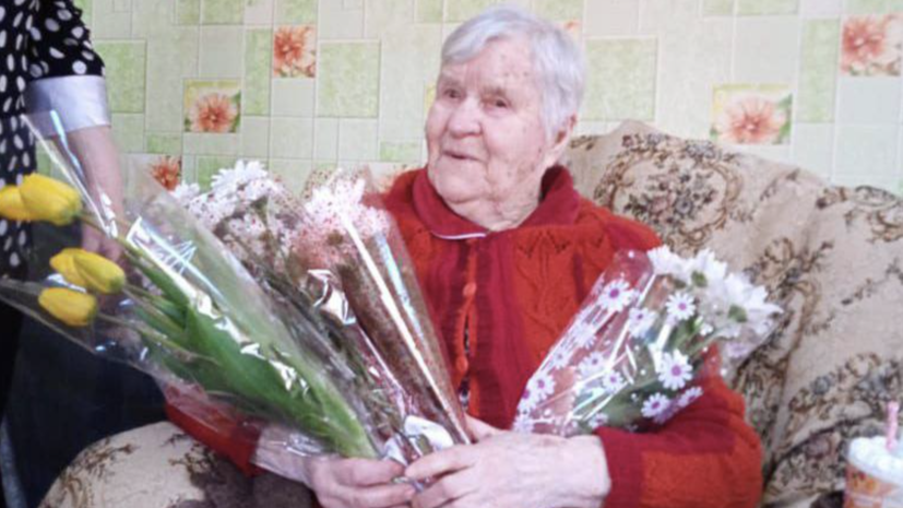 Власти Тверской области поздравили ветерана Иванову с 101-летием