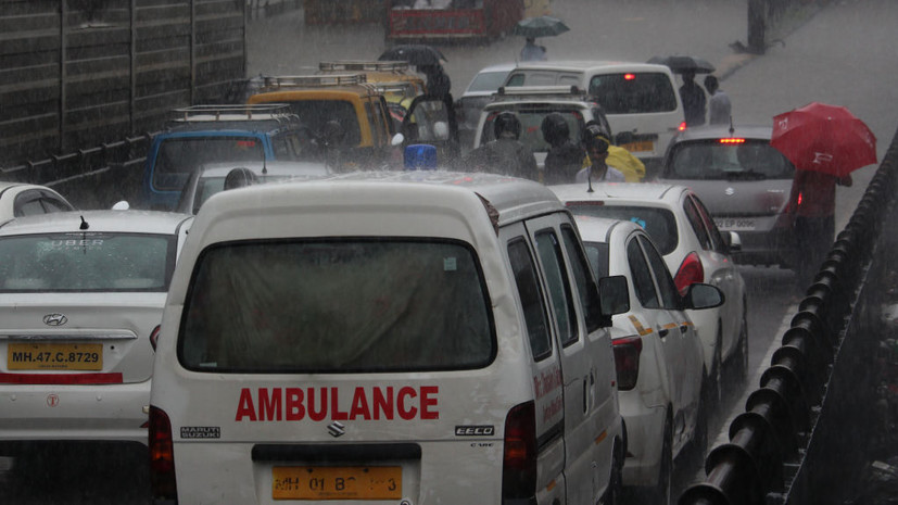 В Мумбае четыре человека погибли из-за падения рекламного щита