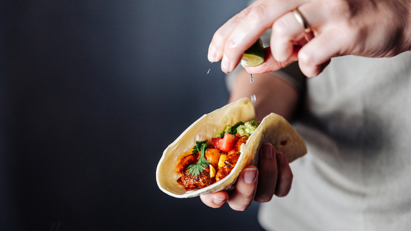 Врач Зиркуева рекомендовала исключить острую еду при болях в горле