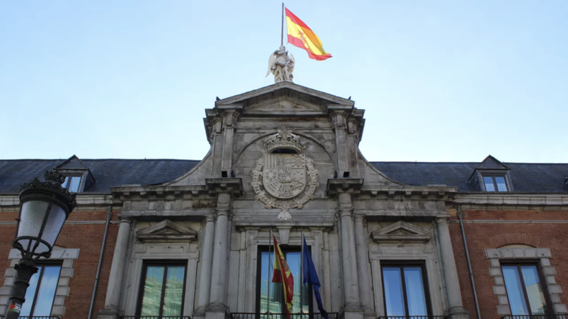 МИД Испании: Мадрид поддержит любое решение МУС о выдаче ордеров на арест