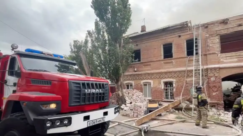 В Астрахани загорелся нежилой дом