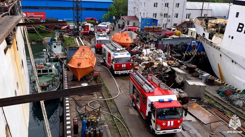 Во Владивостоке сотрудники МЧС России тушат пожар на рыболовном судне