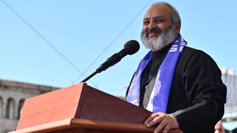 Лидер протестов в Армении попросил приостановить его церковную службу