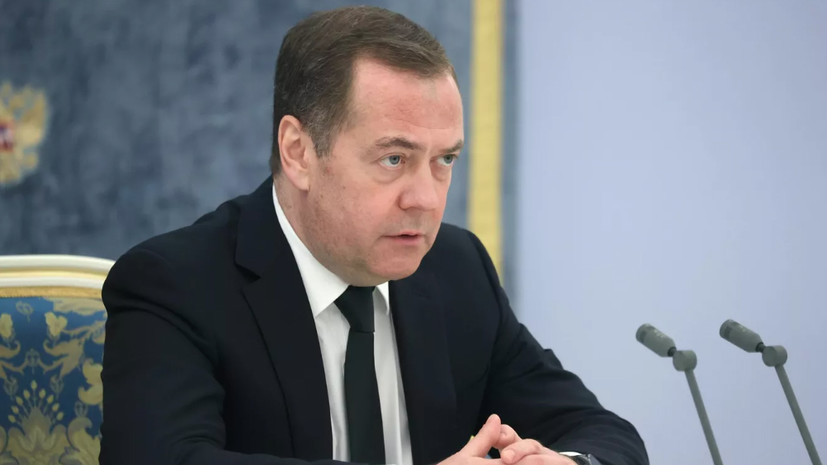 Медведев: Байден сознательно искажает историю Второй мировой войны