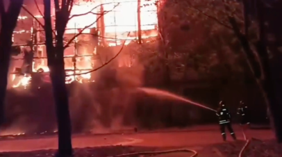 Три этажа охвачено огнём в административно-производственном здании на востоке Москвы