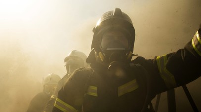 МЧС тушит крупный пожар на складе в Крыму